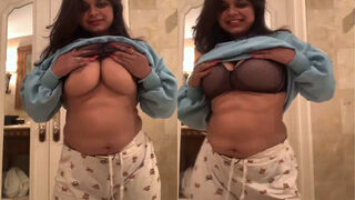Horny Desi Girl Play With Her Boobs | Viral MMS Desi