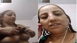 Desi Bhabhi Bathing | Viral MMS Desi