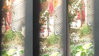 Desi Bhabhi OutDoor Bathing | Viral MMS Desi