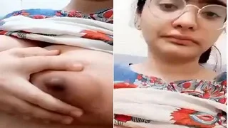 Sexy Paki Girl Shows Boobs | Viral MMS Desi