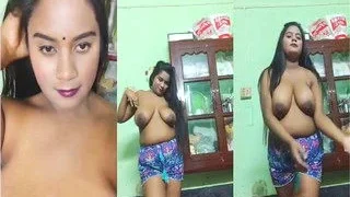 Sexy Desi Girl Shows Her Big Boobs | Viral MMS Desi